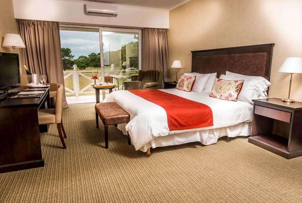 Howard Johnson Hotel & Convention Center Madariaga - Carilo Luaran gambar