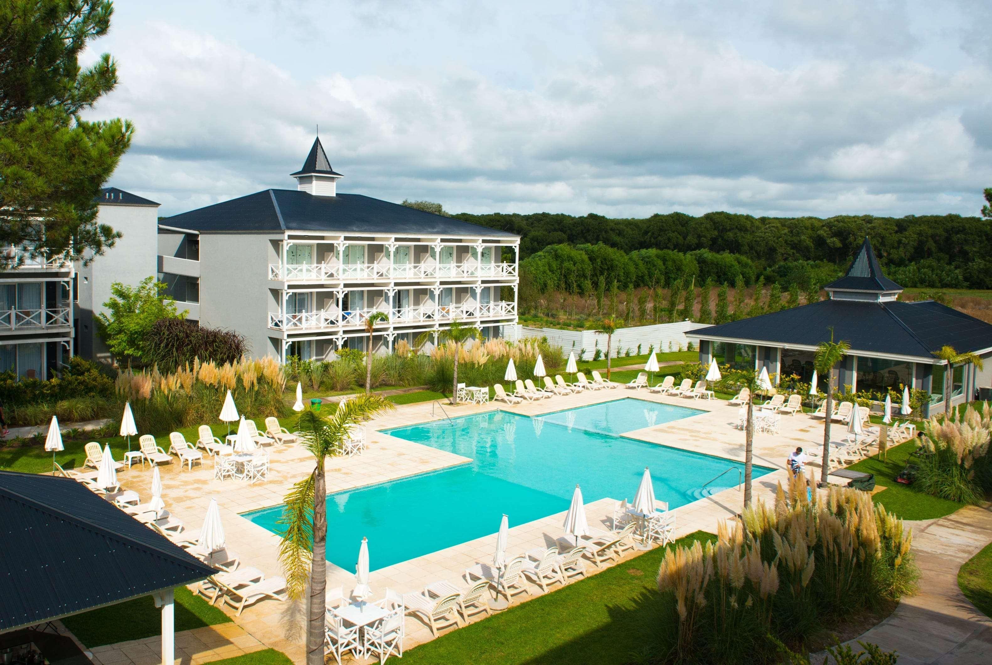 Howard Johnson Hotel & Convention Center Madariaga - Carilo Luaran gambar