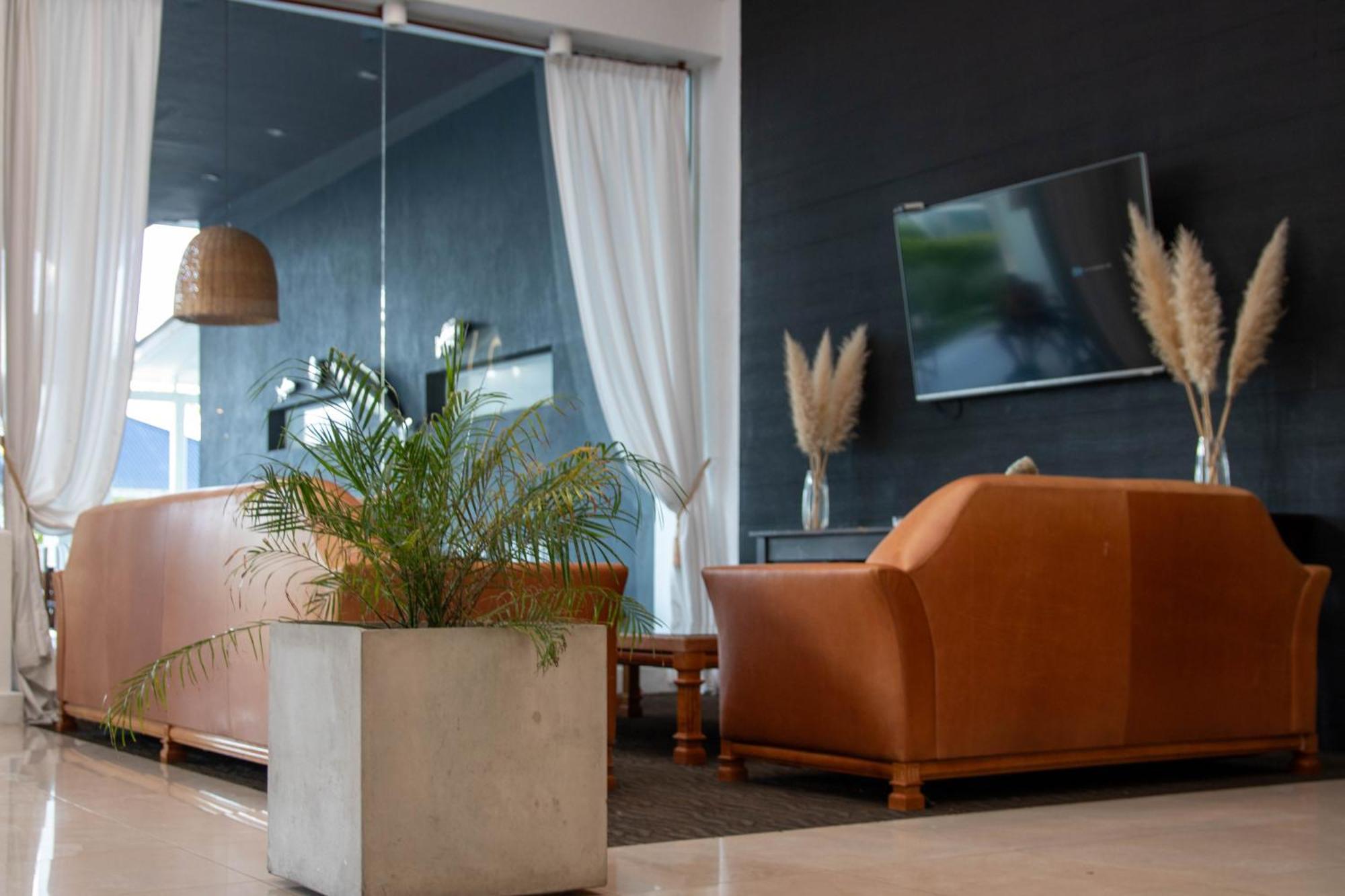 Howard Johnson Hotel & Convention Center Madariaga - Carilo Luaran gambar